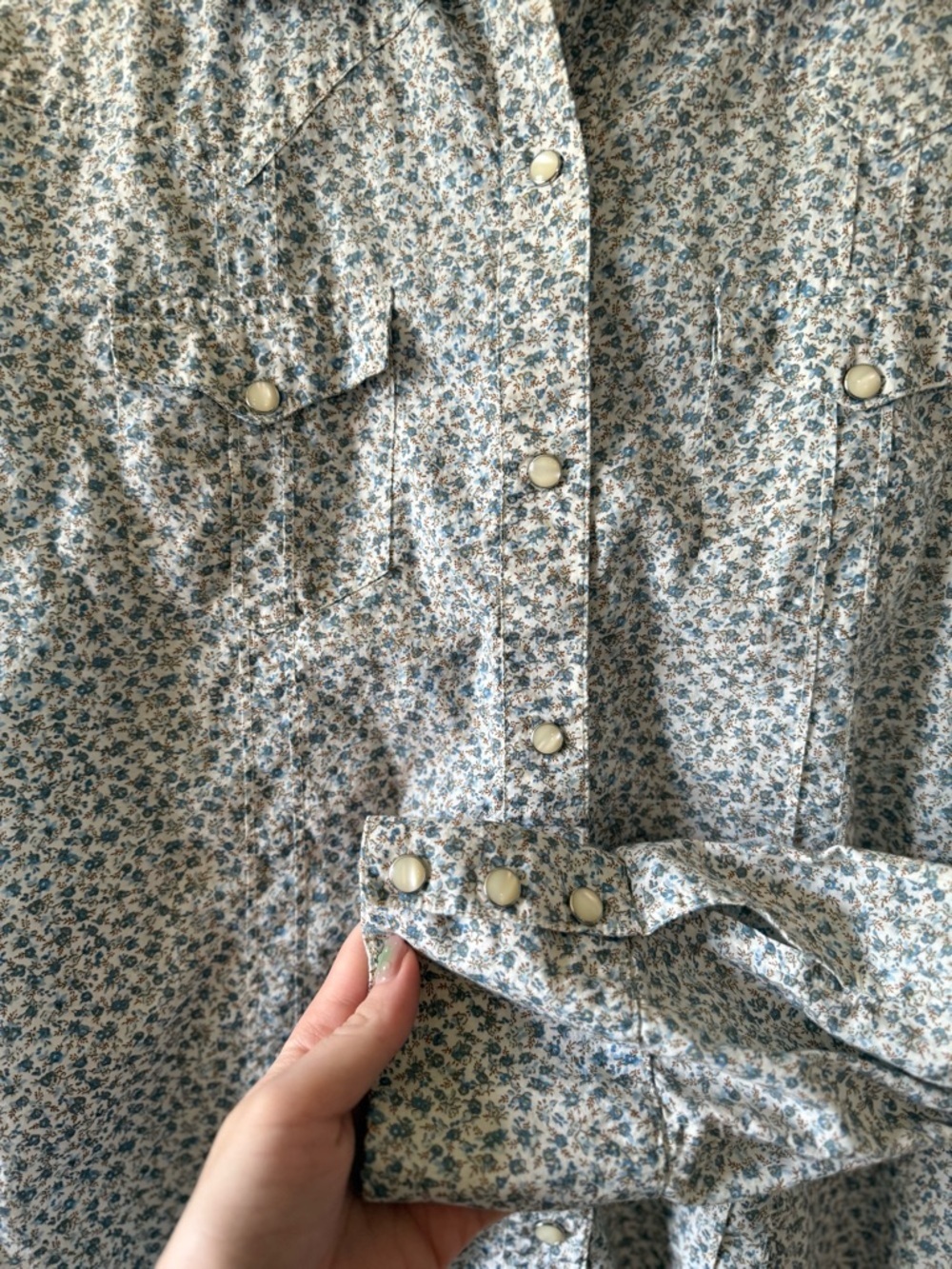GAP Cotton Button Down Shirt Floral Pearlescent Buttons Blue Cream Cottagecore - Picture 2 of 6